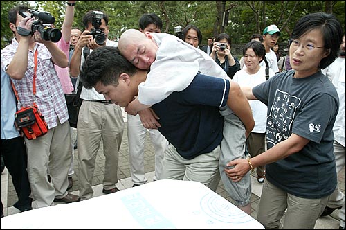 57일간 단식농성으로 인해 건강이 악화된 지율스님이 농성장에서 업혀 나오고 있다. 